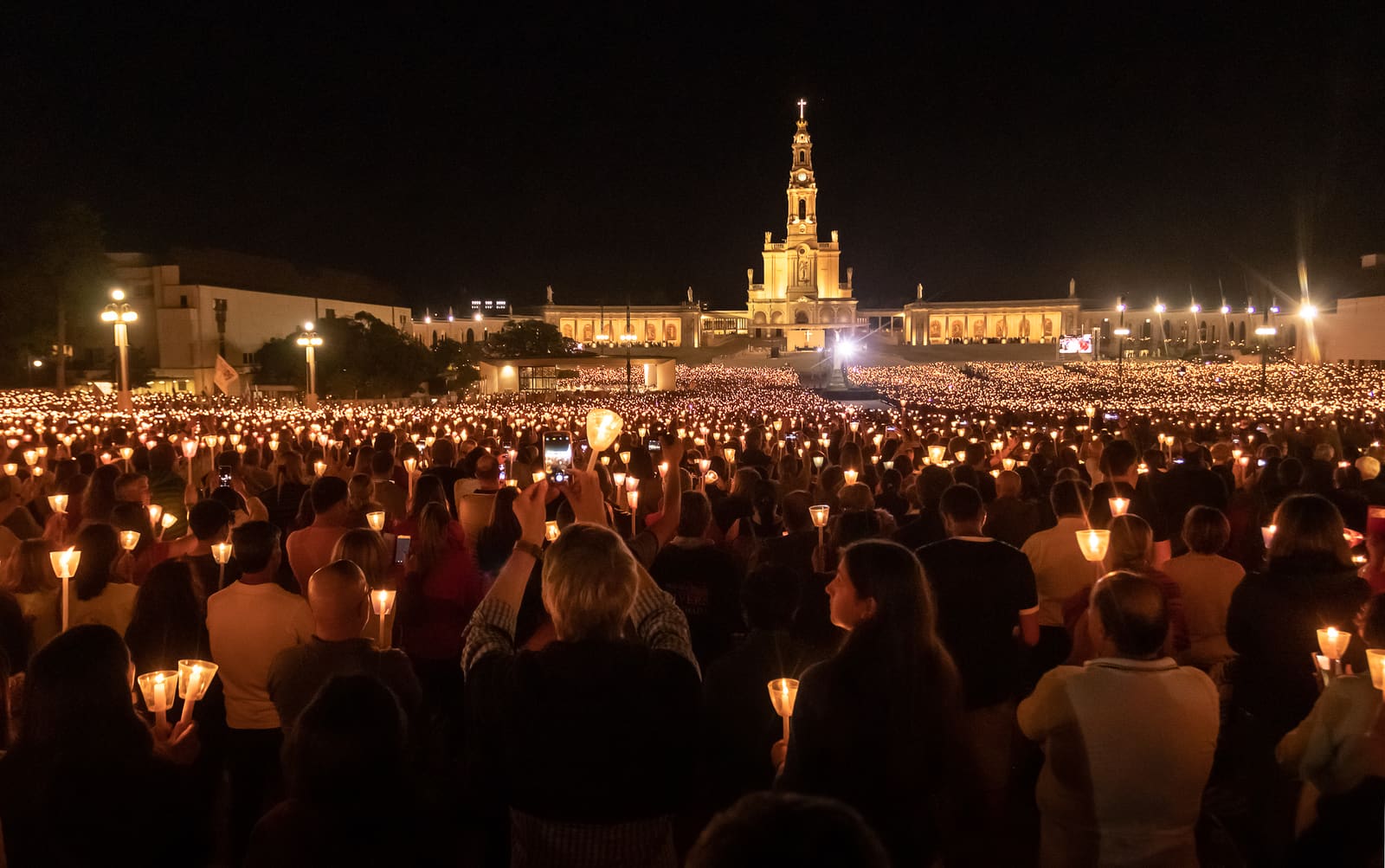 Peregrinos con velas durante la procesión nocturna en el Santuario de Fátima